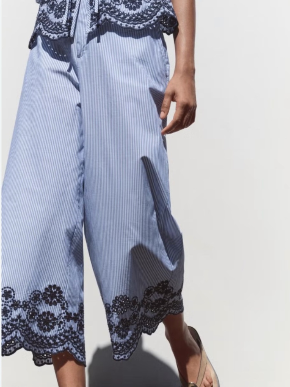 Zara Cropped Wide Leg Striped Embroidered Pants - XS 🌟